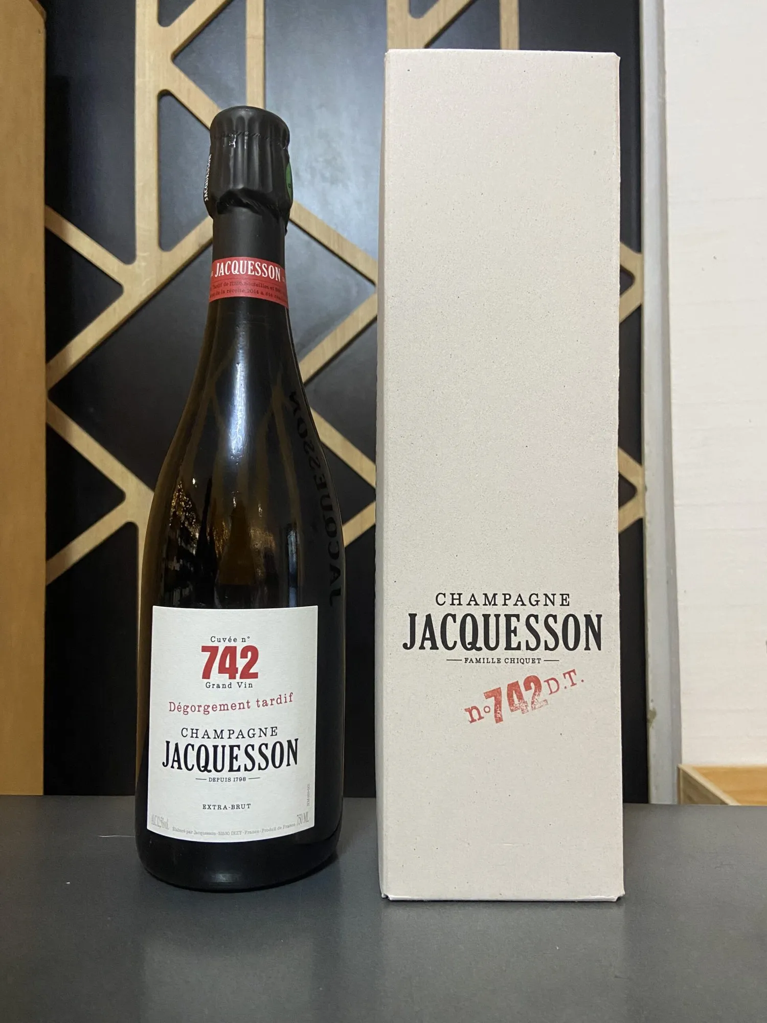 Bouteille de champagne Jacquesson cuvée 742, dégorgement tardif, et son étui.